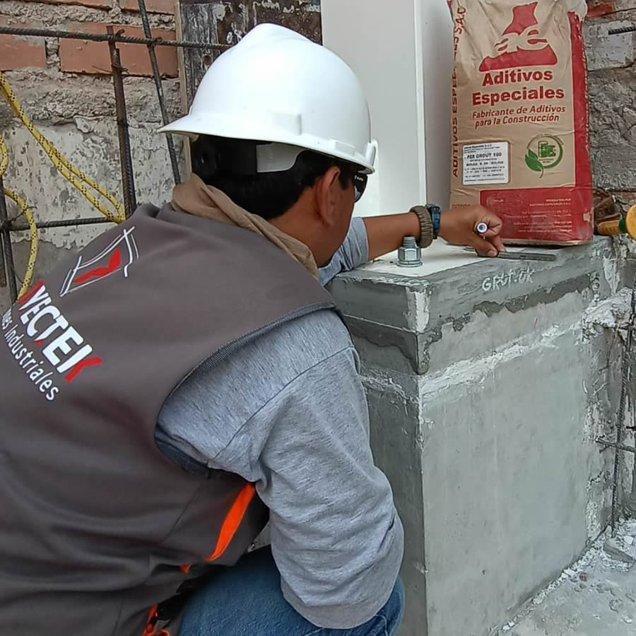  Ingeniero supervisando calidad de una columna en nave industrial construida para Argon Pharm